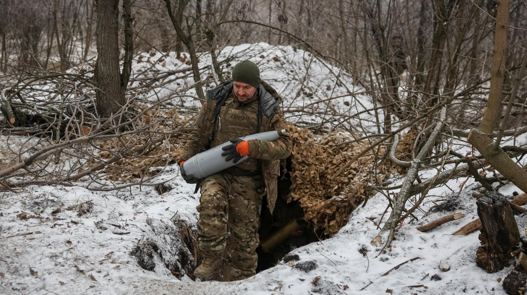 Un soldado ucraniano con un proyectil de artillería en el frente de Pokrovsk.