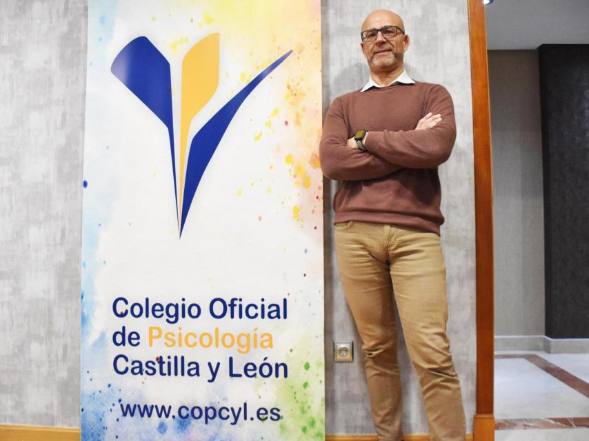 David Cortejoso junto a un cartel del Colegio en la entrevista con EL ESPAÑOL de Castilla y León.