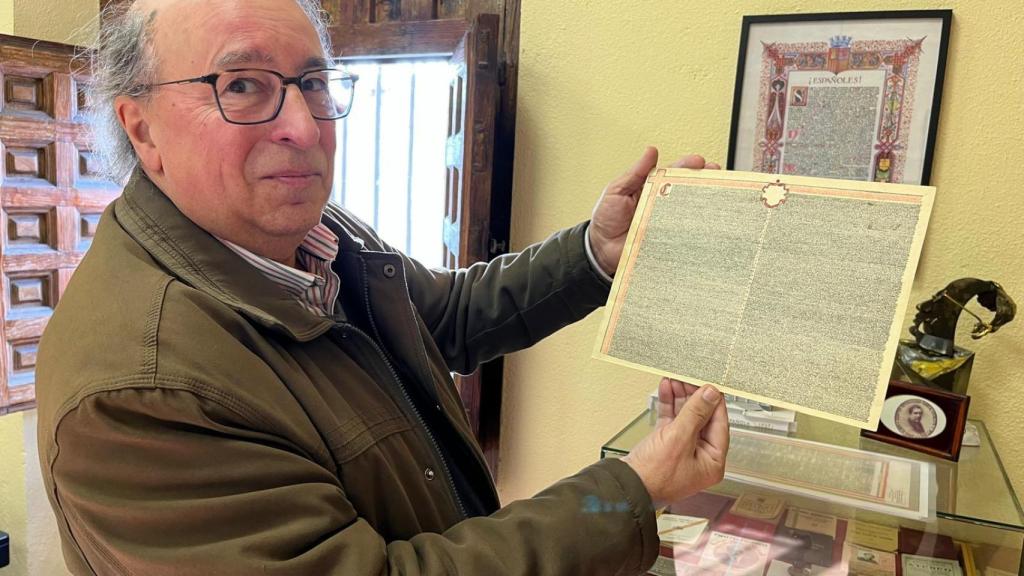 Isabelo Herreros muestra el discurso en miniatura.