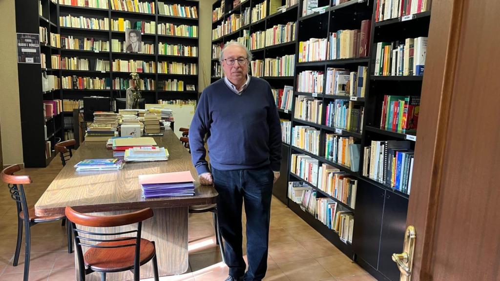 Isabelo Herreros en la biblioteca de la Asociación Manuel Azaña en Talavera.
