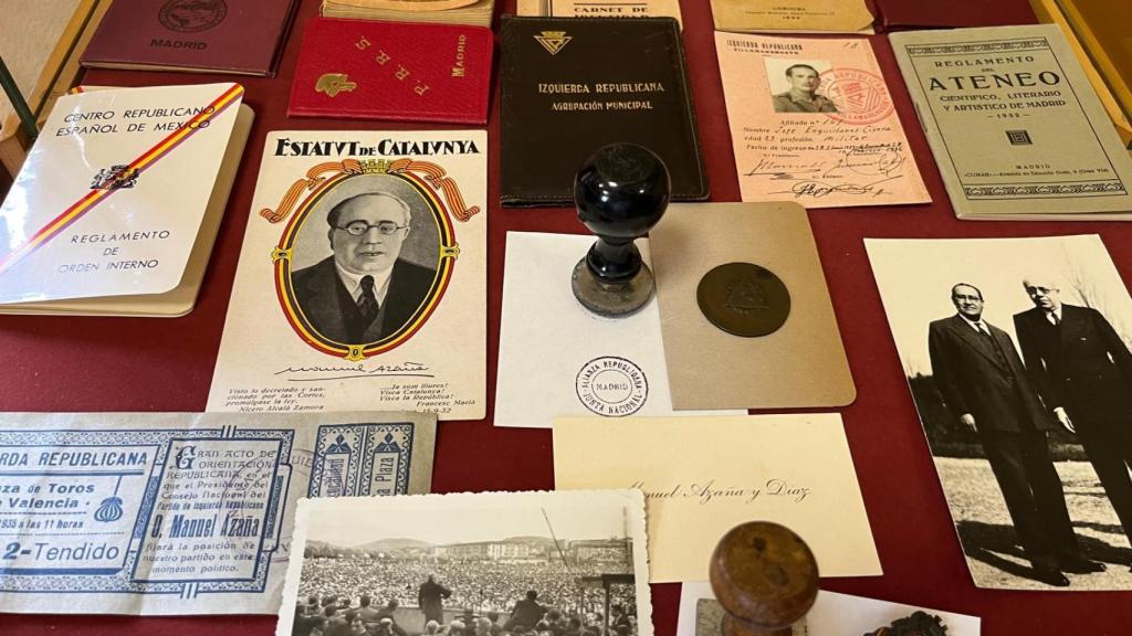 Libros y objetos de la Asociación Manuel Azaña.