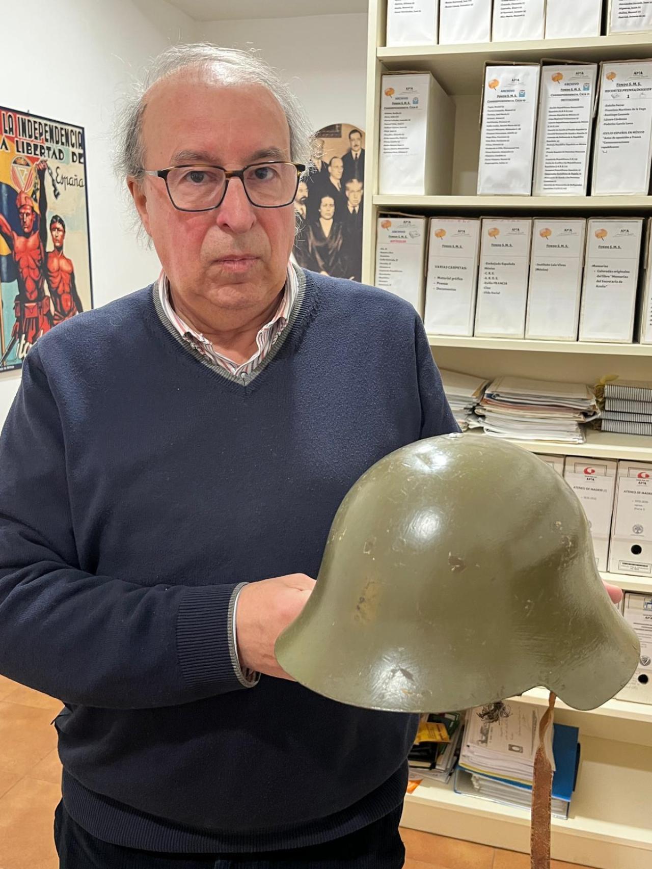 Isabelo Herreros con el Casco Azaña.