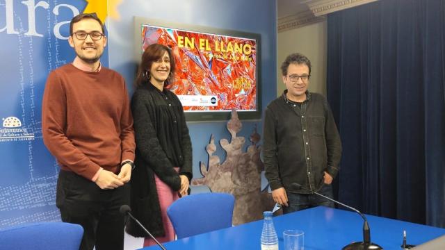 El concejal de Cultura, Ángel Fernández Silva, presenta 'En el llano', de La Chana Teatro, representada por la directora, Ana Luz de Andrés, e interpretada por Jaime Santos.