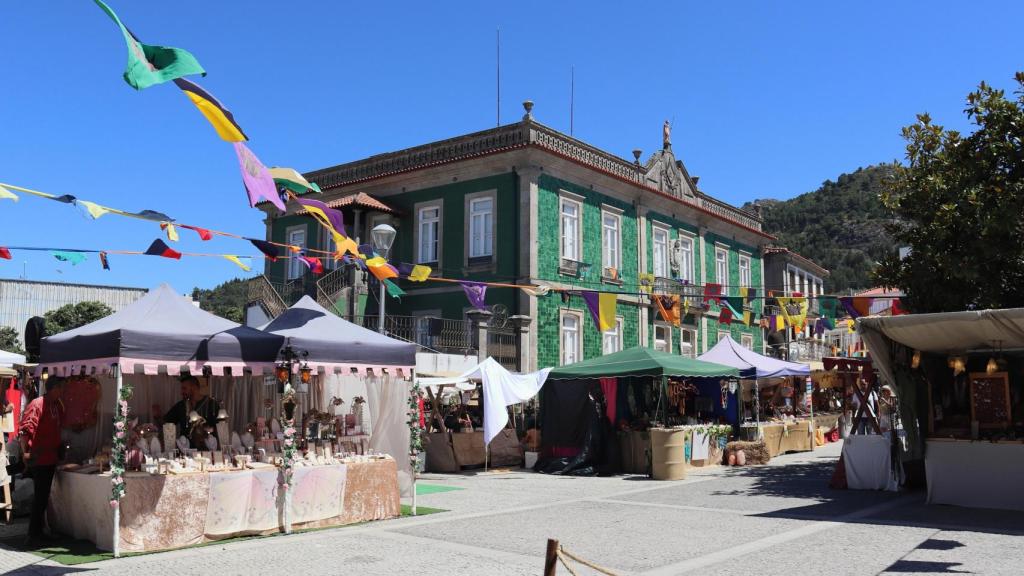Mesas de artesanía y decoración en la Feria Medieval de Vilanova de Cerveira