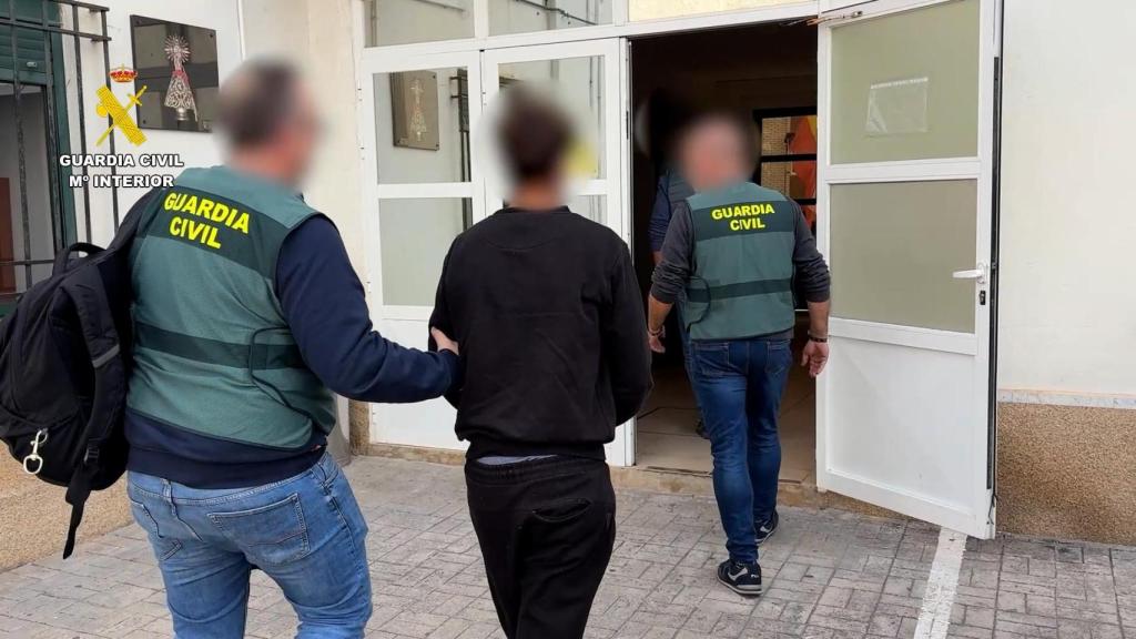 Uno de los detenido por la Guardia Civil.