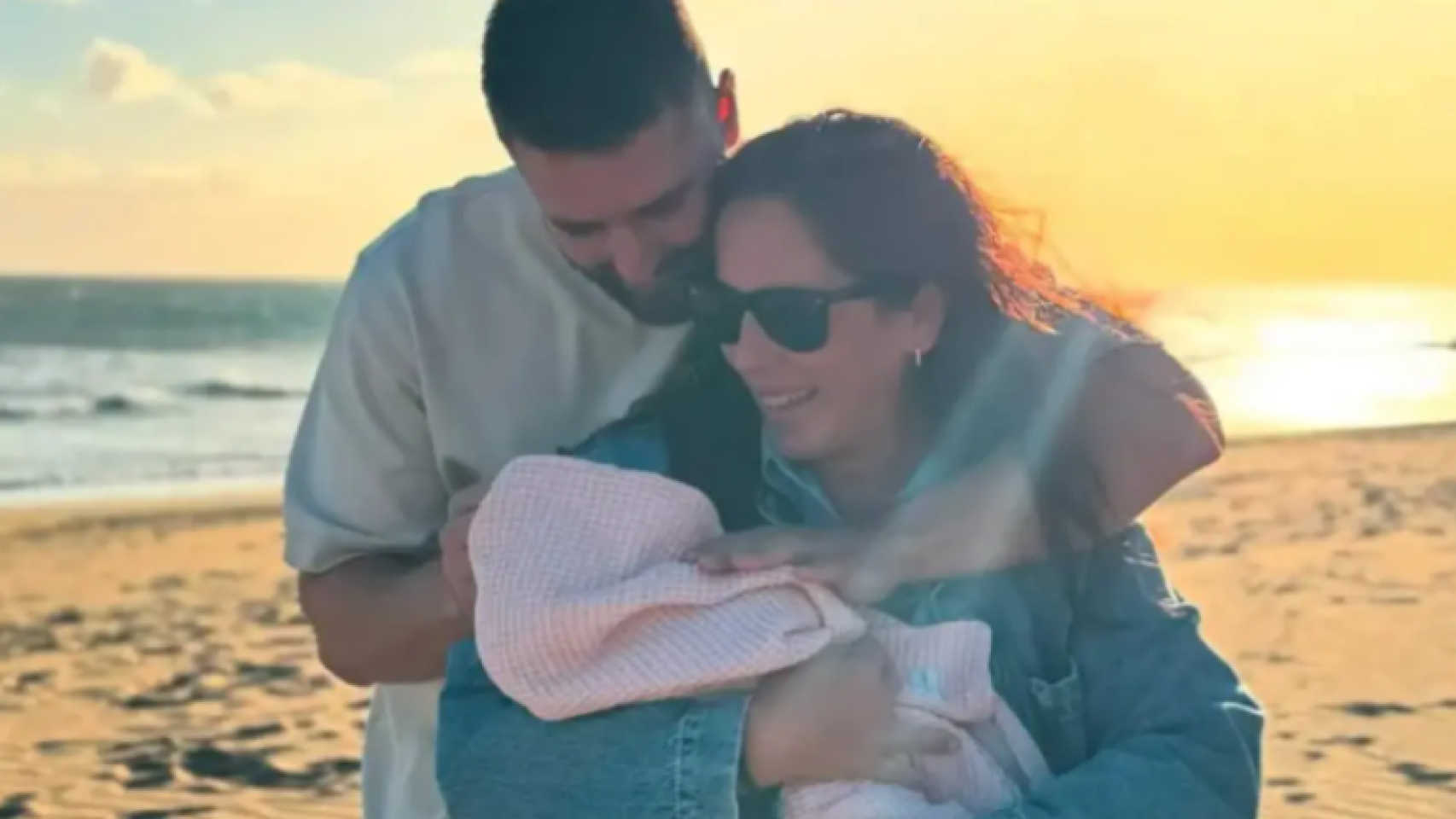 Anabel Pantoja junto a su pareja, David, y su hija, Alma, en una imagen de sus redes sociales, publicada en Jaleos del Corazón, entre otros medios de comunicación.