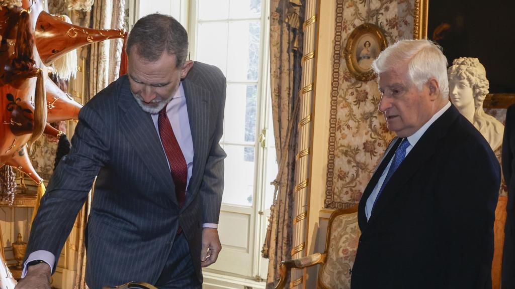 Felipe VI visita el interior del palacio de Liria junto al duque de Alba.