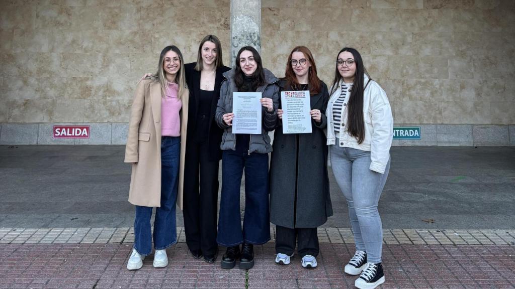 Alumnas de la Facultad de Derecho de la Universidad de Salamanca: Gema Hortigüela Chicote, Nerea López Vergara, Patricia Mariño Gonçalves, Lidia Enrique Fernández y Sara Moreira Hernández
