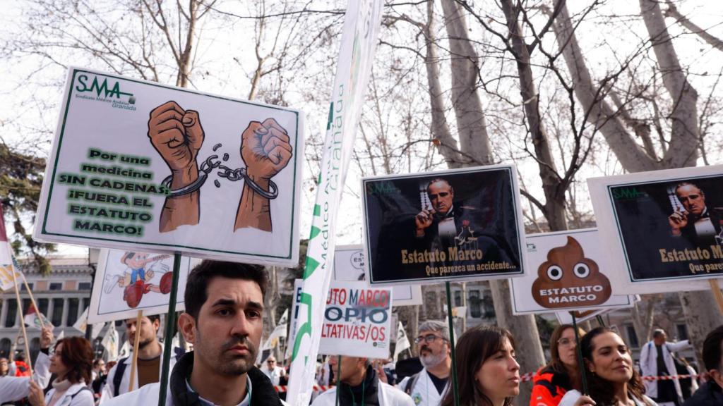 Varios manifestantes frente al Ministerio de Sanidad.