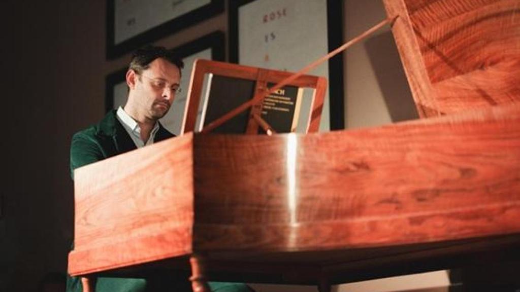 Benjamin Alard al clave en el Museo Vostell de Malpartida. Foto: Sandra Polo