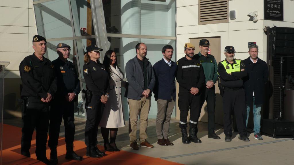 La directora de Comercio, María Isabel Sáez Martinez, el alcalde de Aldaia, Guillermo Luján, y representantes del Cuerpo de Bomberos, de la Guardia Civil, de la Policía Nacional y de la UME, en la reapertura de Bonaire. Raquel Granell