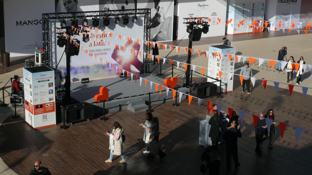 Personas acuden a la reapertura de Bonaire, tras quedar arrasado por la dana. Raquel Granell