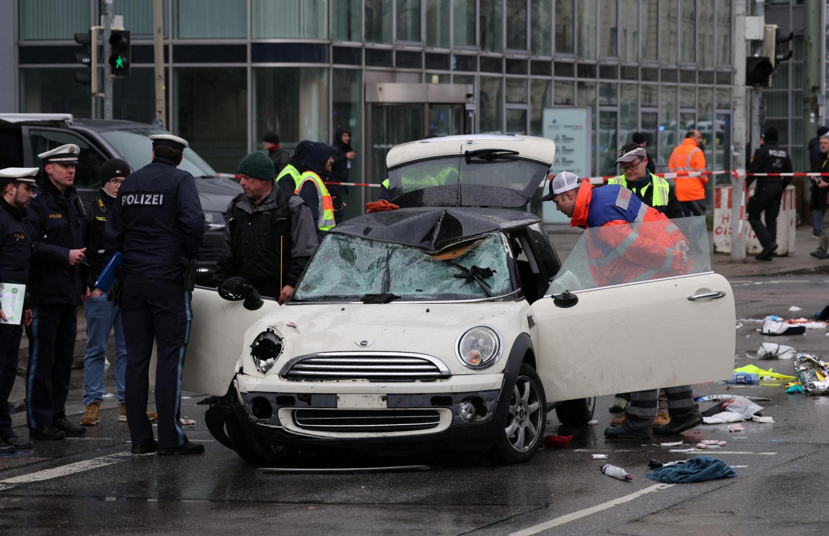 Estado en el que quedó el coche tras atropellar a los manifestantes.