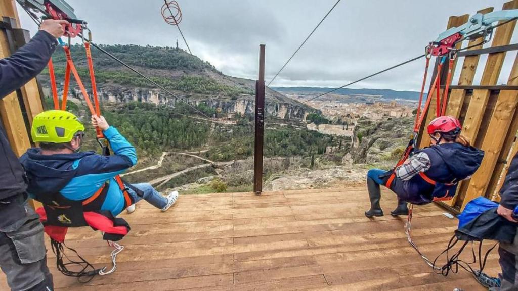 Imagen de archivo de una tirolina.