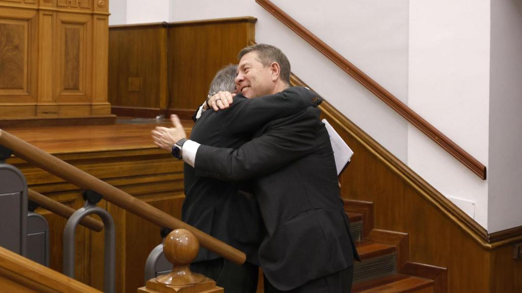 El abrazo entre Page y Mora.