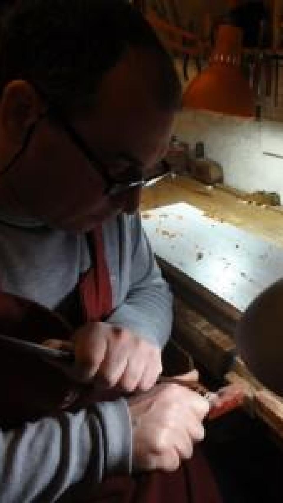 El lutier Llorenç Fenellosa, trabajando en su taller.