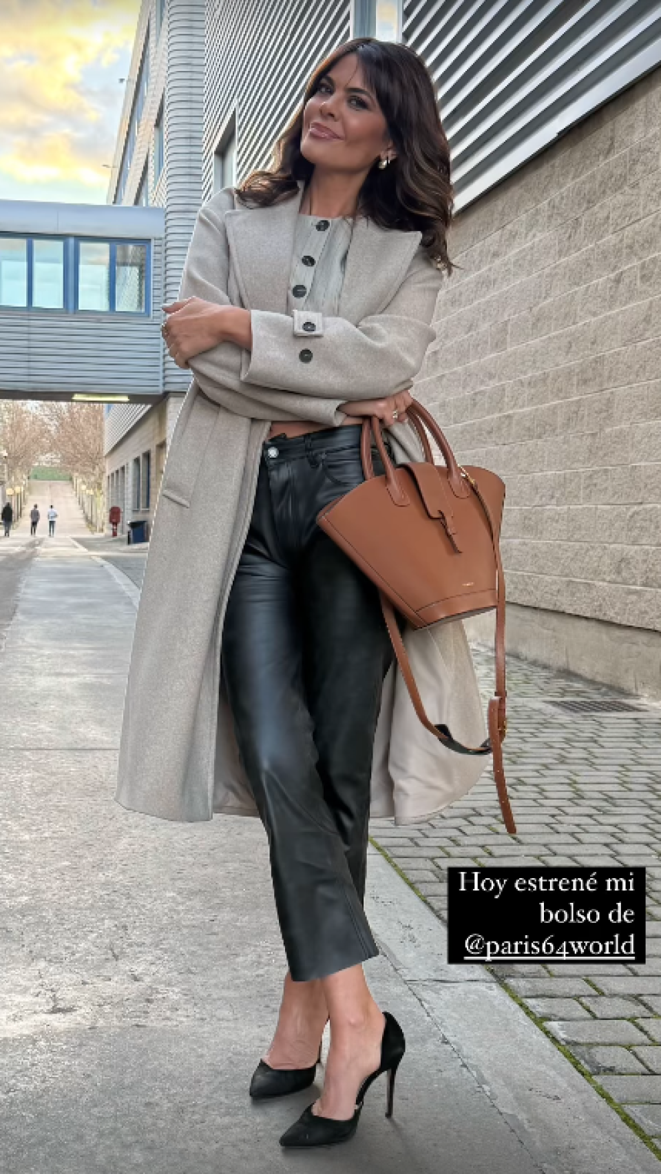 María José Suárez luciendo su bolso de París 64.