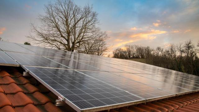 Placas fotovoltaicas sobre el tejado de una vivienda.