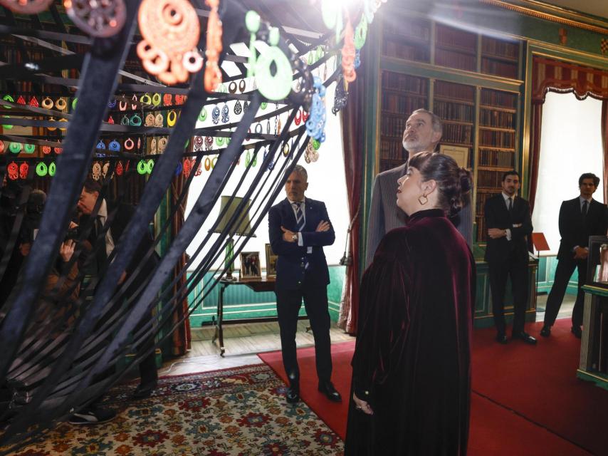 El rey Felipe y Joana Vasconcelos ante la obra 'Carmen'.