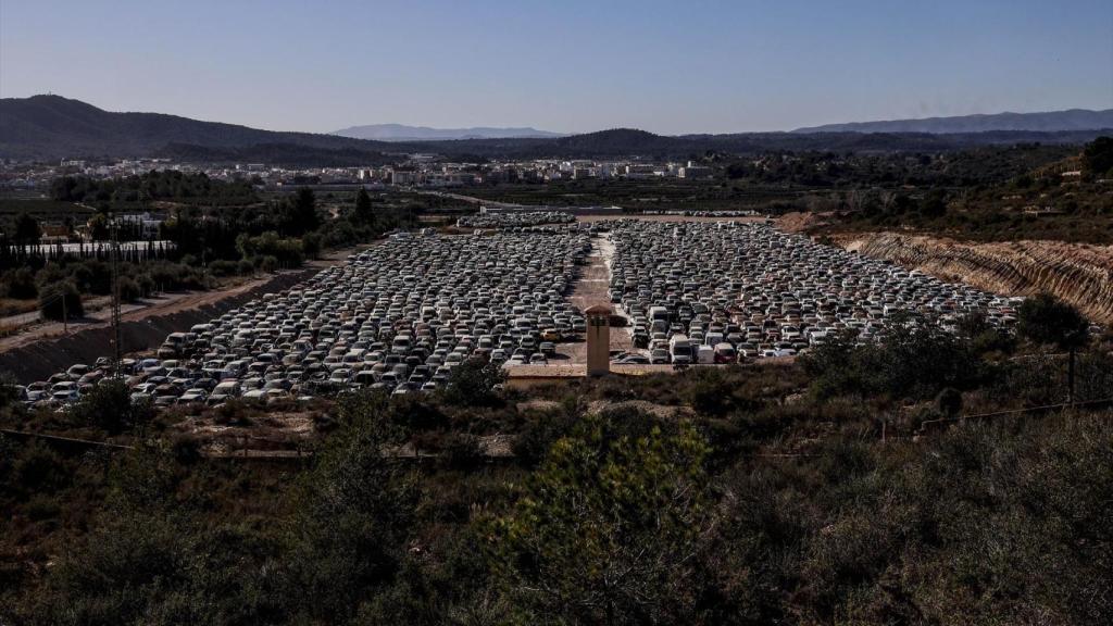 Coches en una campa tras la dana. EP