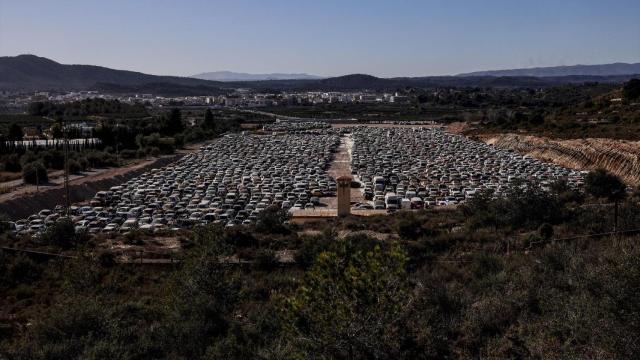 Coches en una campa tras la dana. EP