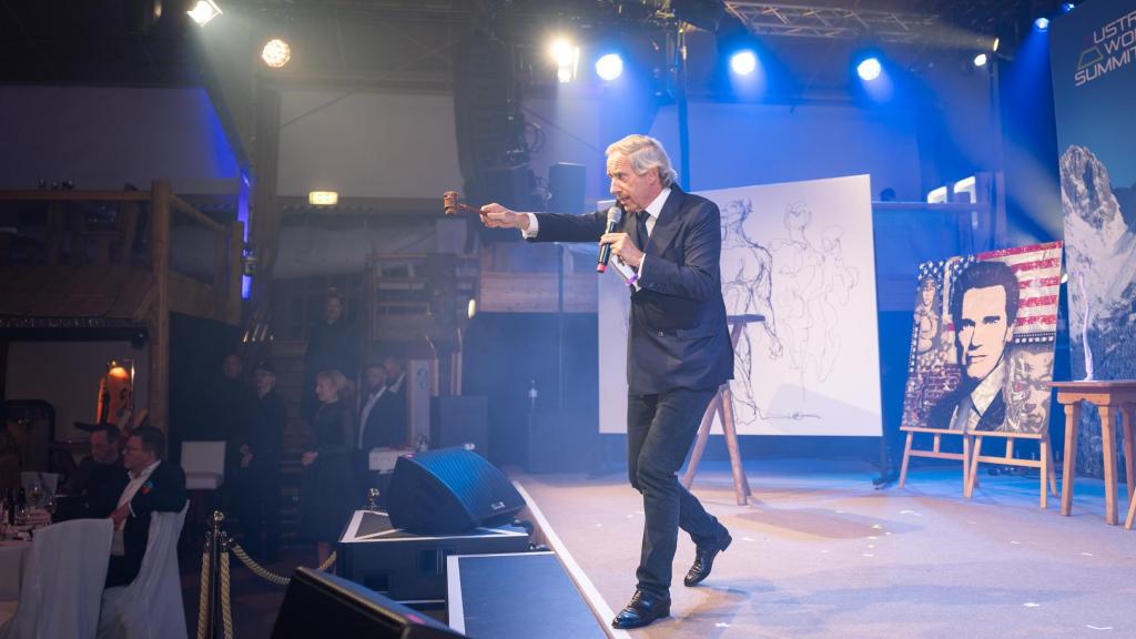 Simon de Pury en acción, en una subasta. Foto: Schwarzenegger Climate Initiative