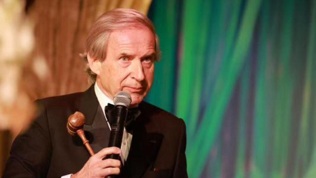 Simon de Pury conduciendo una subasta