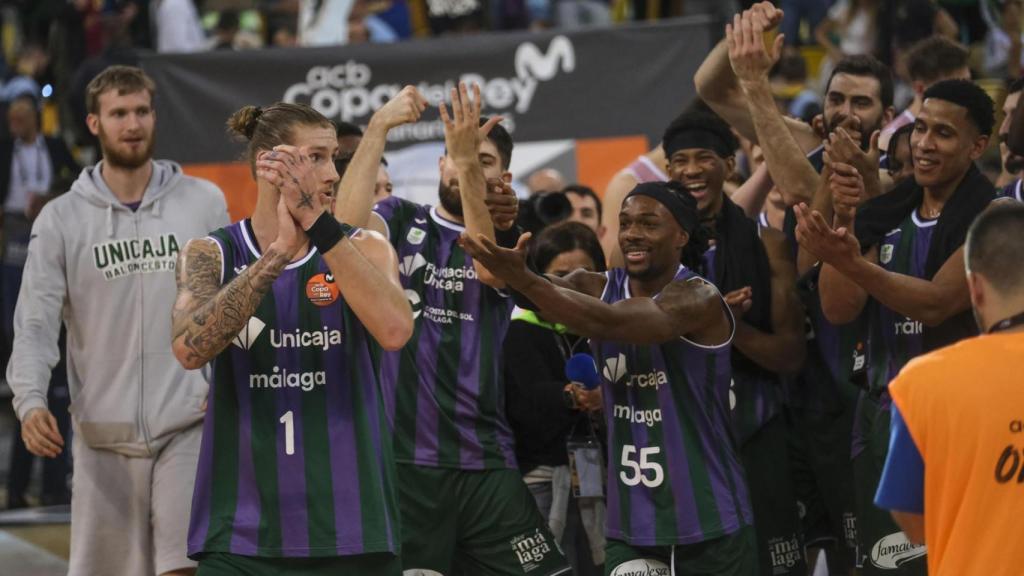 Los jugadores del Unicaja celebrando la victoria.