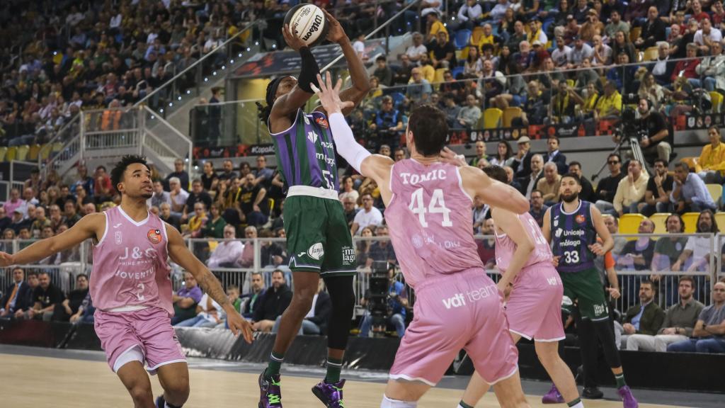 Kendrick Perry lanza a canasta ante la defensa de Ante Tomic.