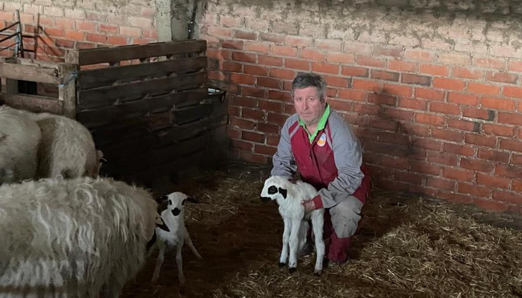 José Luis con uno de sus lechazos.