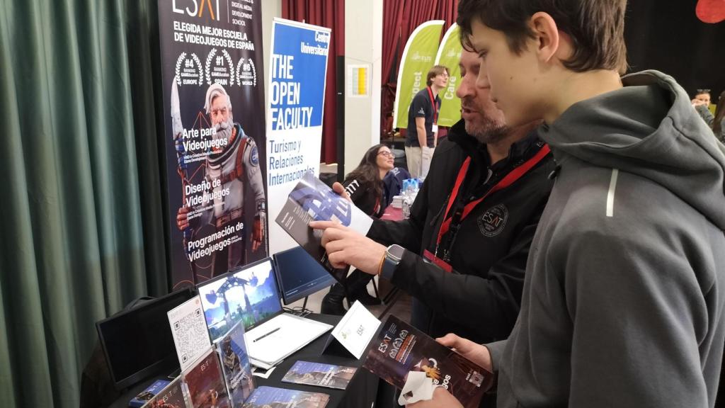 Alumnos del ELIS Villamartín en su tradicional Feria de Universidades