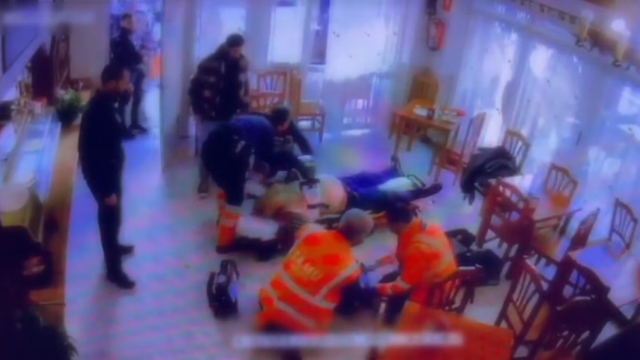 Maniobras de reanimación captadas por la cámara de seguridad.