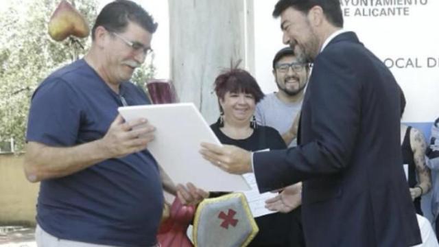 Antonio Colomina con el alcalde, Luis Barcala