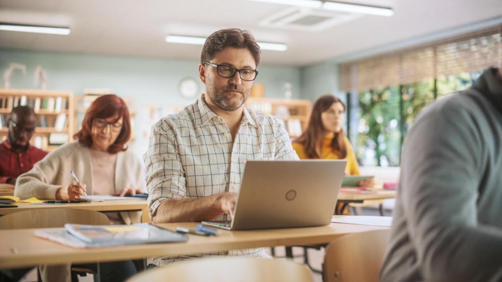 Varios alumnos en un curso de formación, en una imagen de Shutterstock.