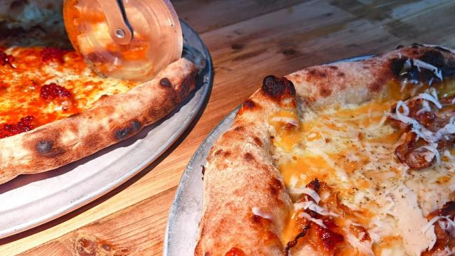 Dos de las pizzas que preparan en este premiado local de Alicante.