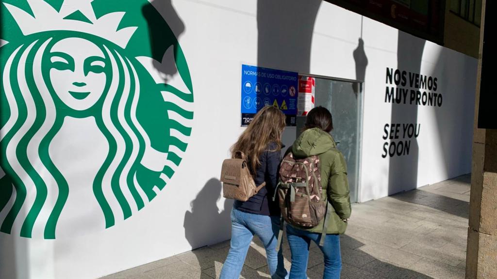 Starbucks anuncia su llegada al centro de Zaragoza con un cartel.