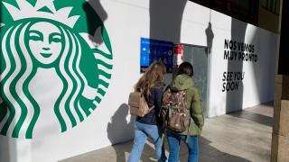 Starbucks anuncia su llegada al centro de Zaragoza con un cartel.