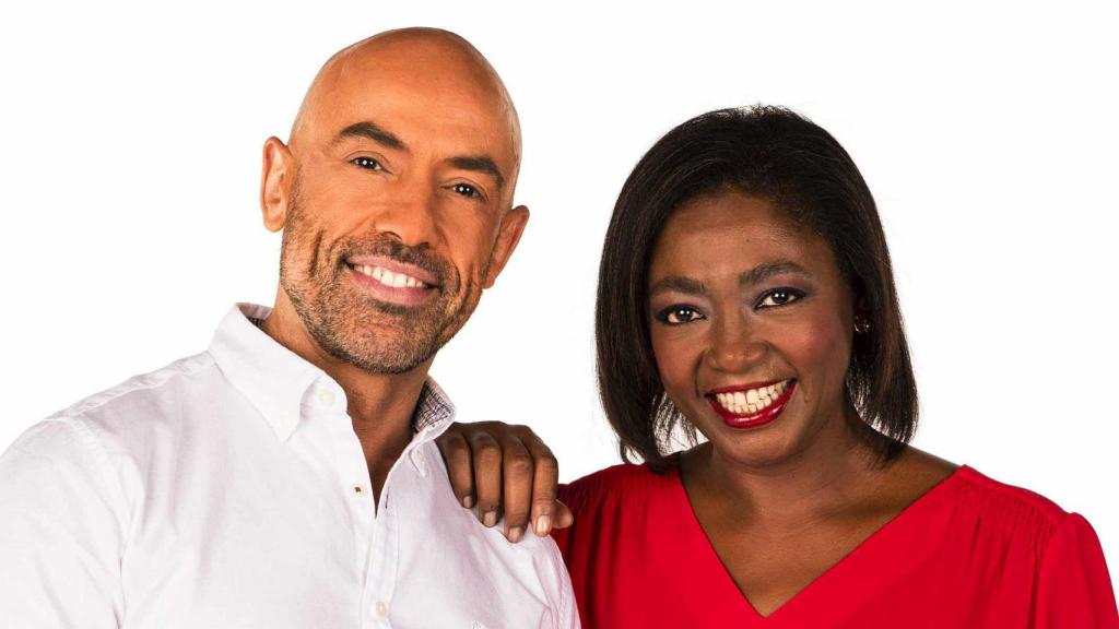 Emilio Pineda y Francine Gálvez celebran este viernes los 7.000 programas de 'Madrid Directo'.