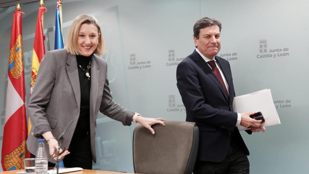 El consejero de Economía y Hacienda y portavoz de la Junta, Carlos Fernández Carriedo, y la vicepresidenta de la Junta y consejera de Familia e Igualdad de Oportunidades, Isabel Blanco, comparecen en rueda de prensa posterior al Consejo de Gobierno.