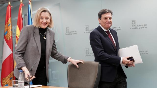 El consejero de Economía y Hacienda y portavoz de la Junta, Carlos Fernández Carriedo, y la vicepresidenta de la Junta y consejera de Familia e Igualdad de Oportunidades, Isabel Blanco, comparecen en rueda de prensa posterior al Consejo de Gobierno.