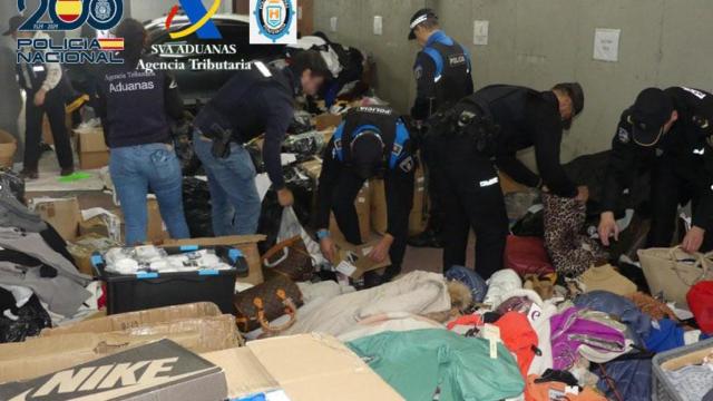 Prendas de ropa incautadas por la Policía Nacional
