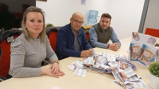La concejala de Hostelería, Sandra Méndez, el Juez de Paz, José Conde, y el concejal de Comercio, Roberto H. Garabaya