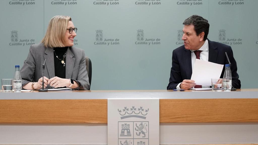 l consejero de Economía y Hacienda y portavoz de la Junta, Carlos Fernández Carriedo, y la vicepresidenta de la Junta y consejera de Familia e Igualdad de Oportunidades, Isabel Blanco, comparecen en rueda de prensa posterior al Consejo de Gobierno.