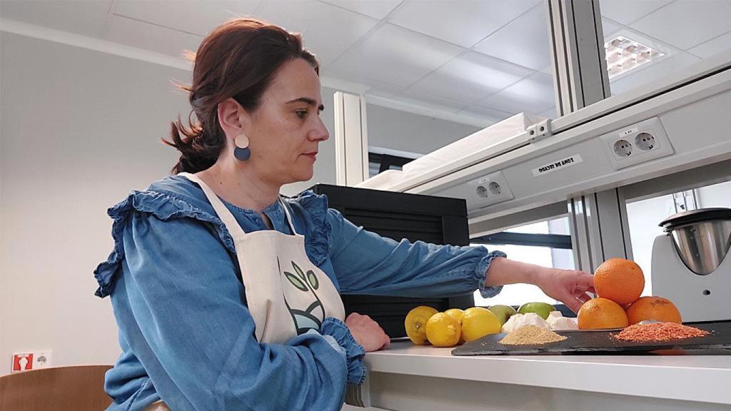 Virginia trabajando en Caviro Food