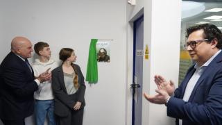Jesús Julio Carnero, junto a los hijos de Vicente Ballester, y Luis Cañón desvelan la placa que lleva el nombre del locutor.