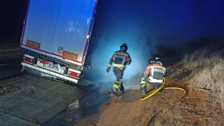 Arde un camión cargado con piedra de granito en la A-66 a su paso por Zamora