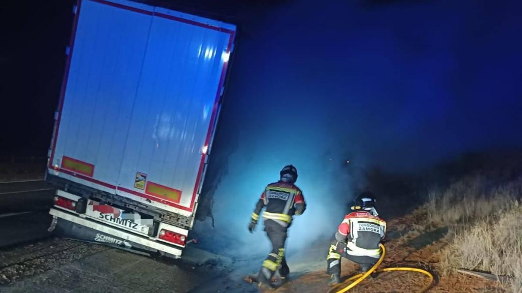 Arde un camión cargado con piedra de granito en la A-66 a su paso por Zamora