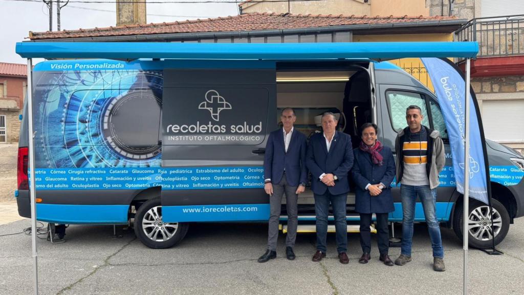 El presidente de la Diputación de Zamora, Javier Faúndez, visita la unidad móvil de oftalmología en Fonfría