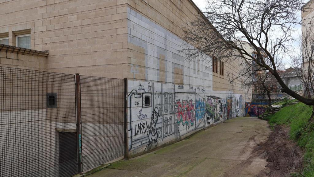 La zona de la trasera de la piscina climatizada habilitada para grafitis