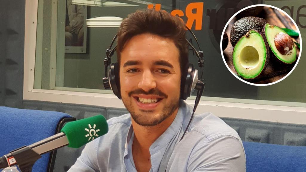 El nutricionista Mario Ortiz y unos aguacates.